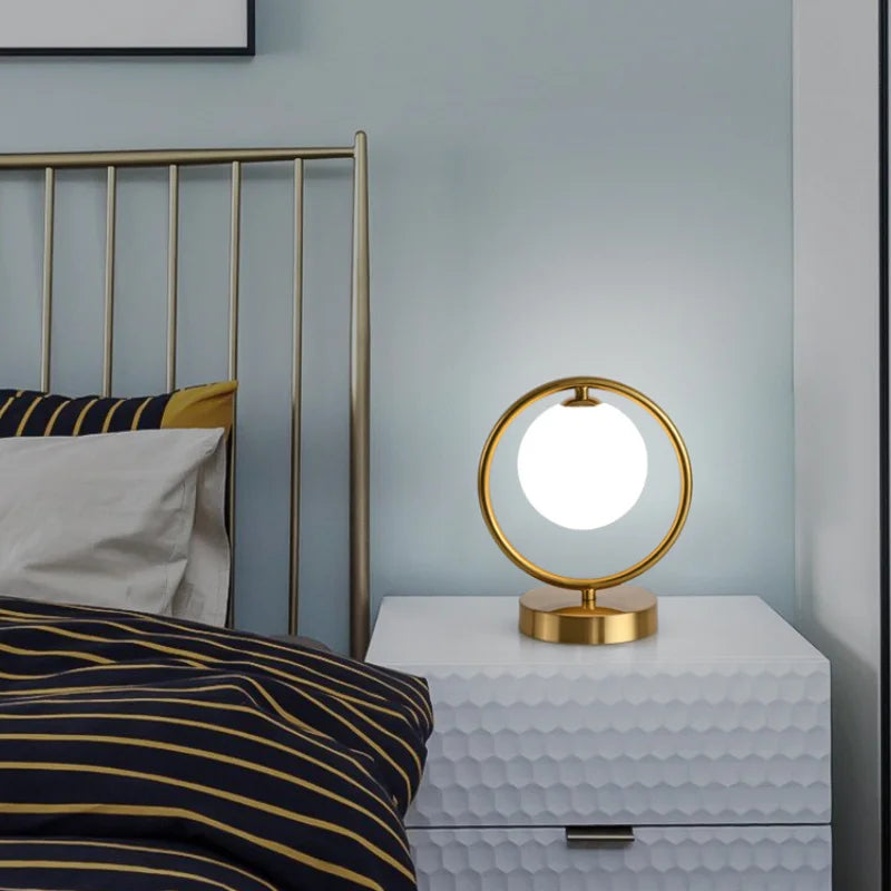 Lampe à poser dorée à led boule en verre