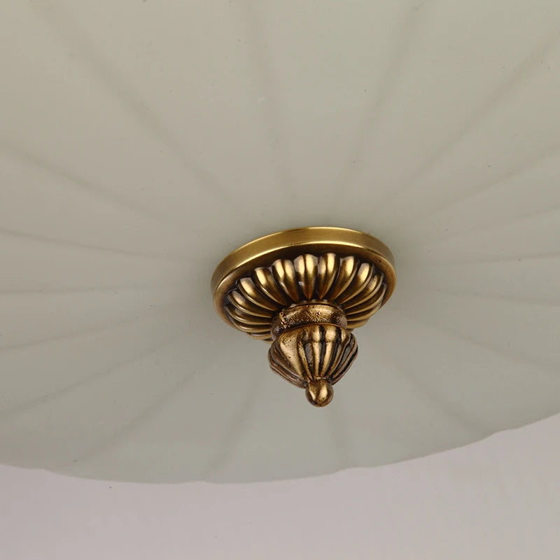 plafonnier en cuivre abat-jour rond en verre vintage