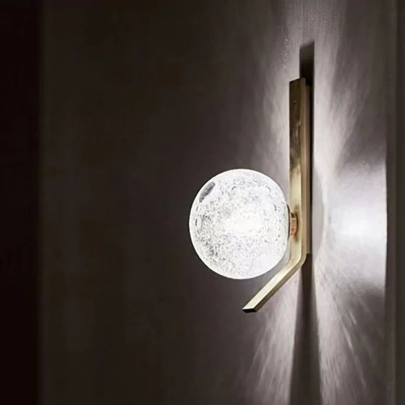 applique murale minimaliste en métal avec boule de verre pour intérieur