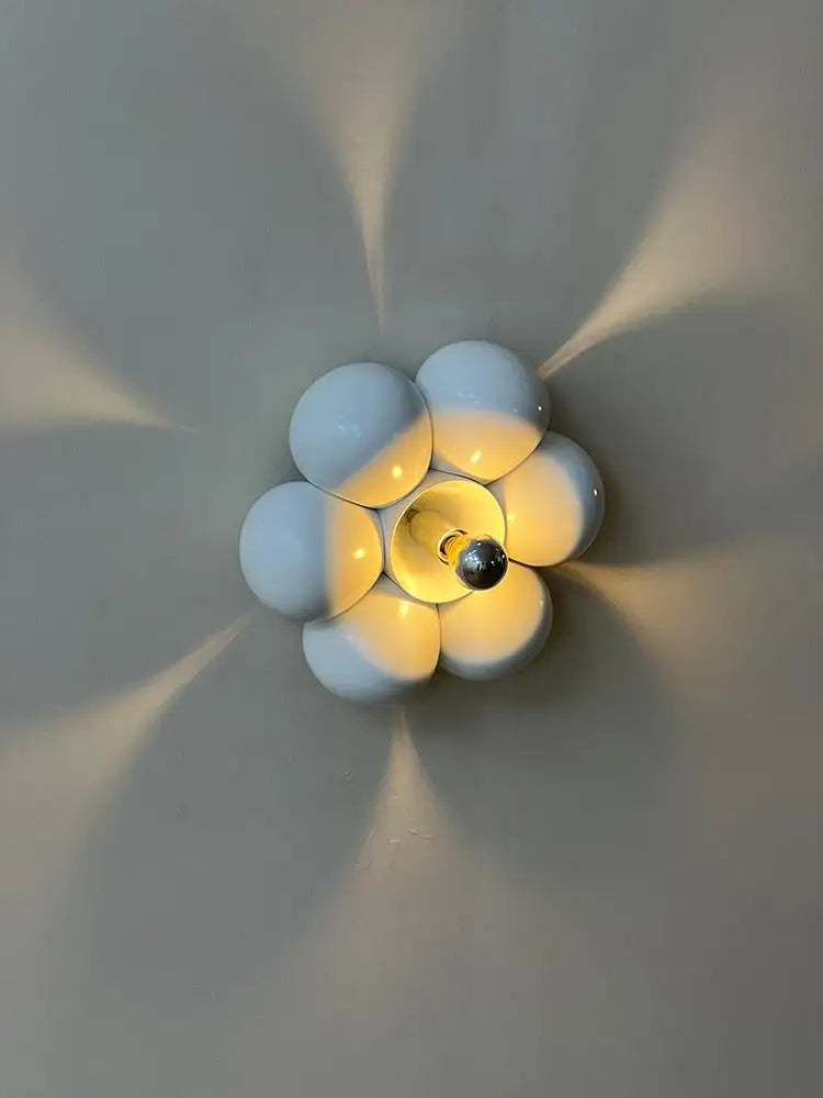 applique murale minimaliste en forme de fleur pour une ambiance douce