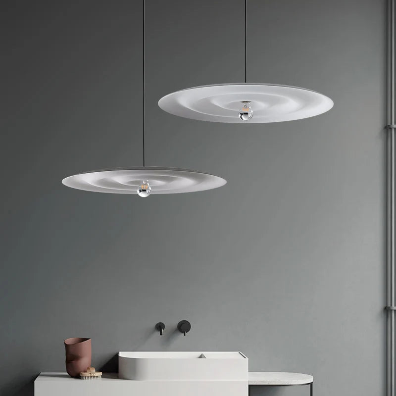 Suspension design minimaliste forme de soucoupe volante