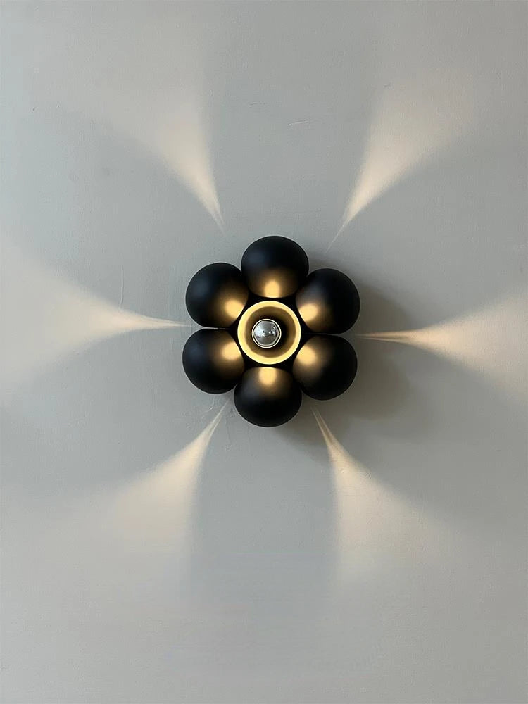 applique murale minimaliste en forme de fleur pour une ambiance douce