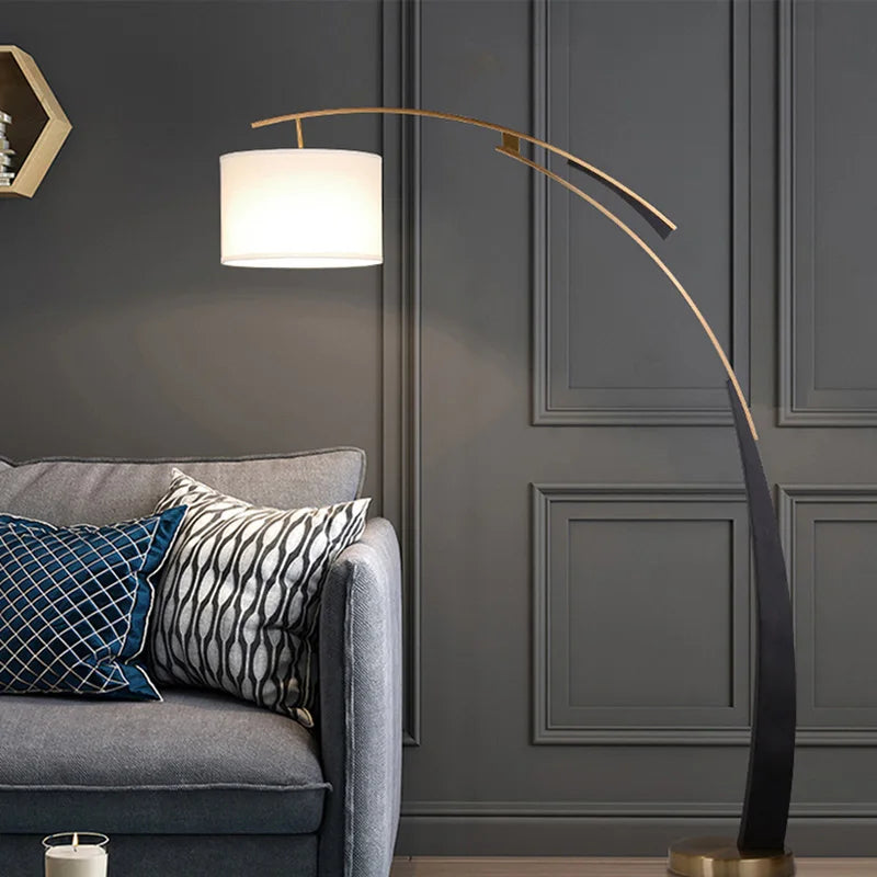 lampadaire en tissu à bras long sur pied en métal