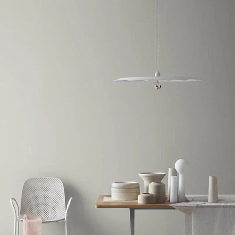Suspension design minimaliste forme de soucoupe volante