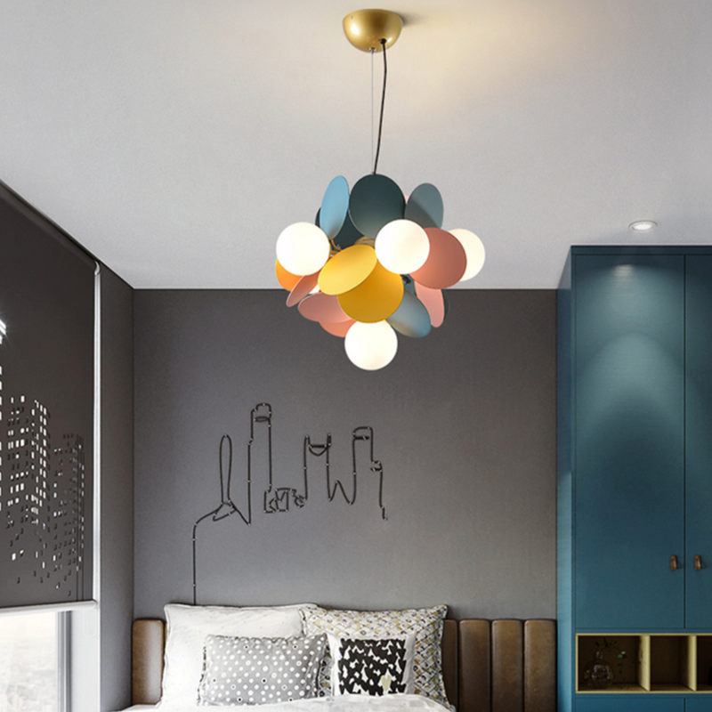 Lustre moderne avec lampes rondes colorées Kebya