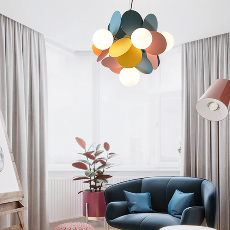 Lustre moderne avec lampes rondes colorées Kebya