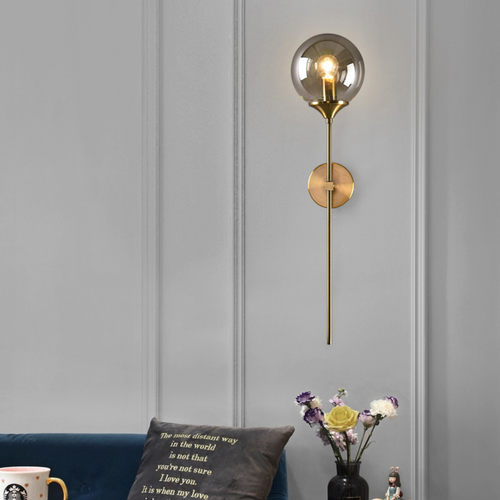 Lámpara de pared design con brazo dorado y bola de cristal