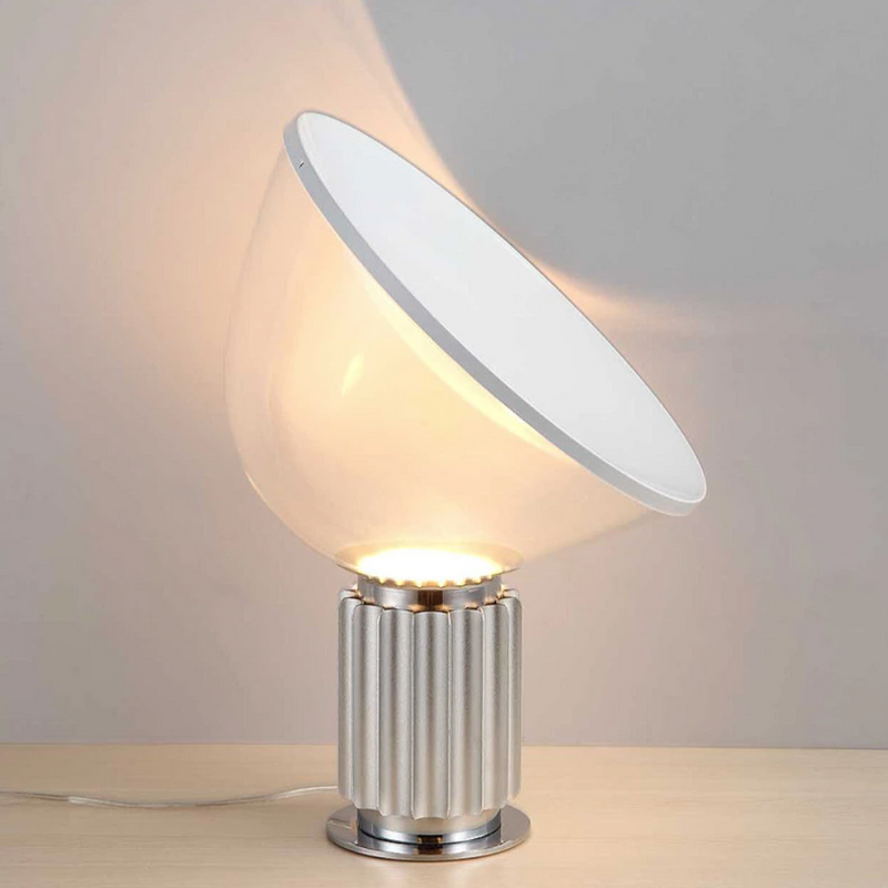 Lampe à poser design LED avec socle industriel et abat-jour arrondi