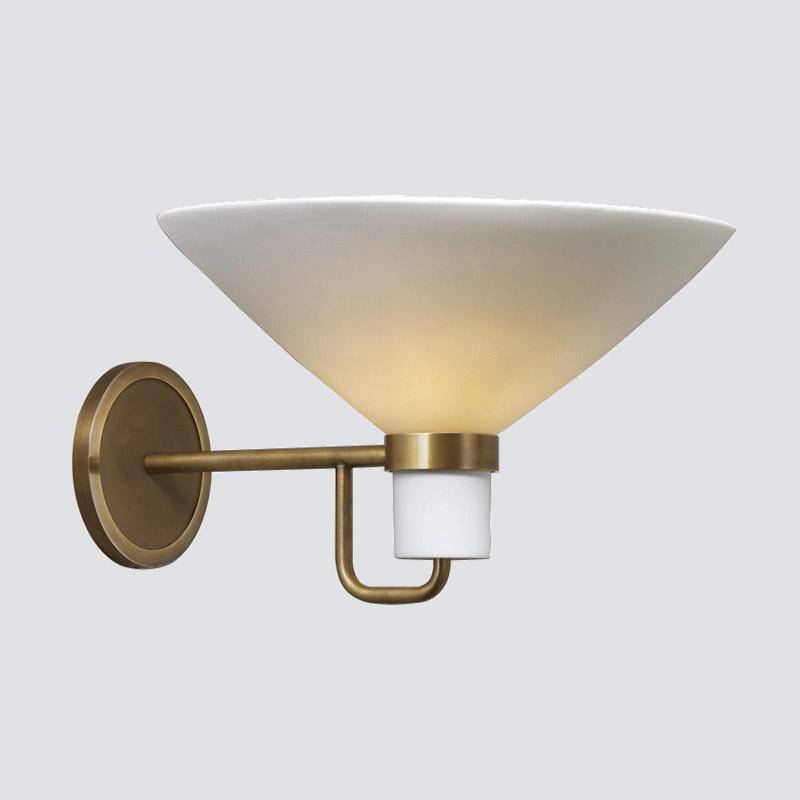 Moderna lámpara de pared LED con pantalla triangular y tallo de cobre