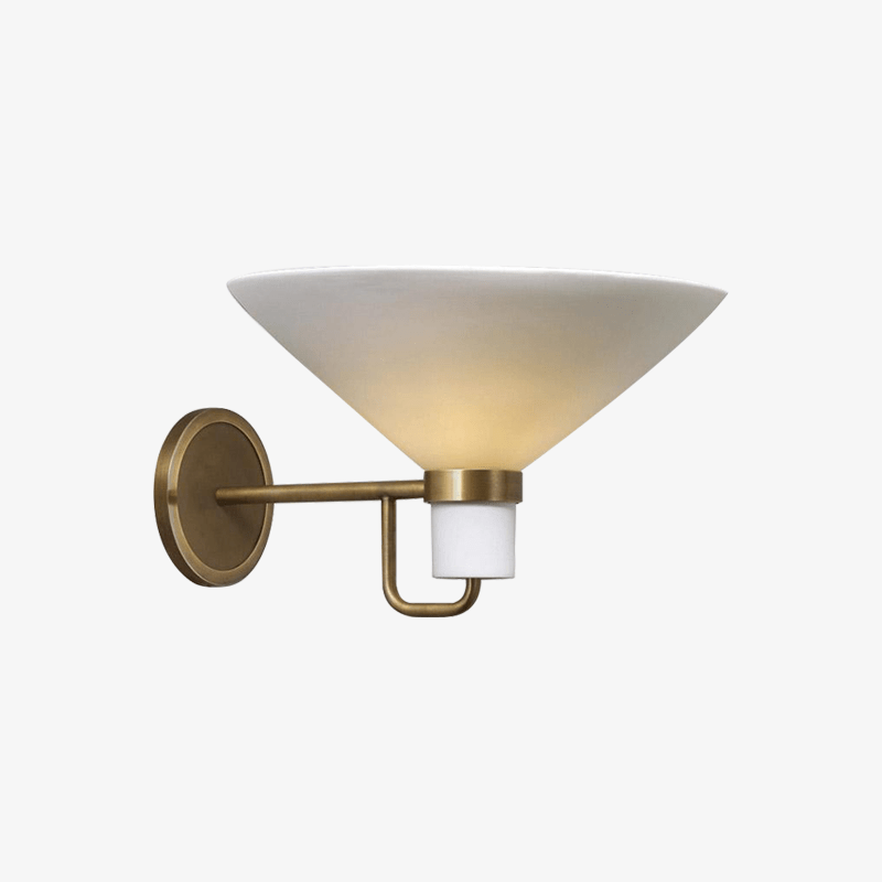 Moderna lámpara de pared LED con pantalla triangular y tallo de cobre