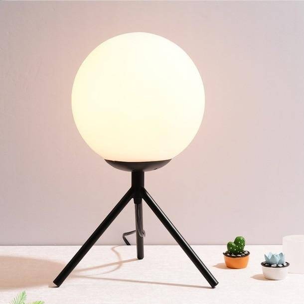 Lámpara de mesa design con brazos dorados y bola de cristal