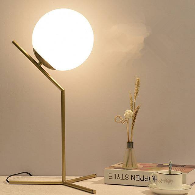 Lámpara de mesa design con brazos dorados y bola de cristal