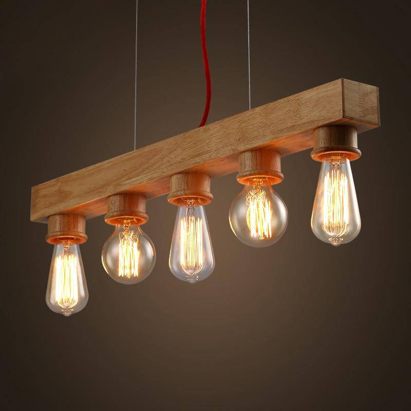 Lámpara de suspensión madera con diferentes bombillas de estilo industrial
