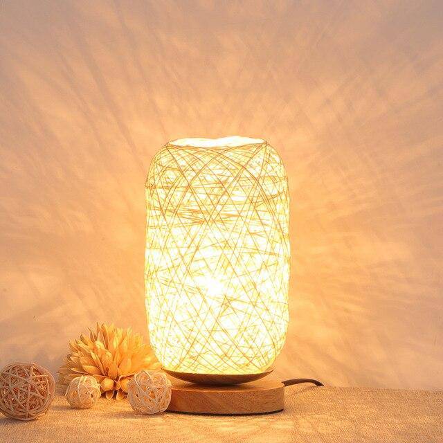 Lampe à poser en rotin LED avec socle en bois et abat-jour arrondie