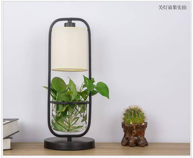 Lámpara de mesa LED con pantalla y planta