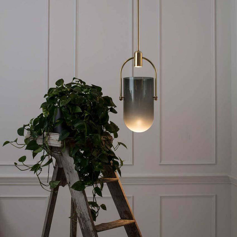 Suspension design en verre éclairé et spot doré Moderne