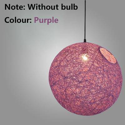 Lámpara de suspensión hecho de una bola de tela en color Wicker