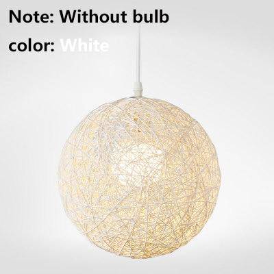 Lámpara de suspensión hecho de una bola de tela en color Wicker