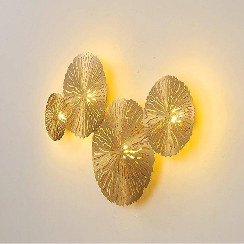 Lámpara de pared design LED con varios discos de oro o cobre en forma de flor