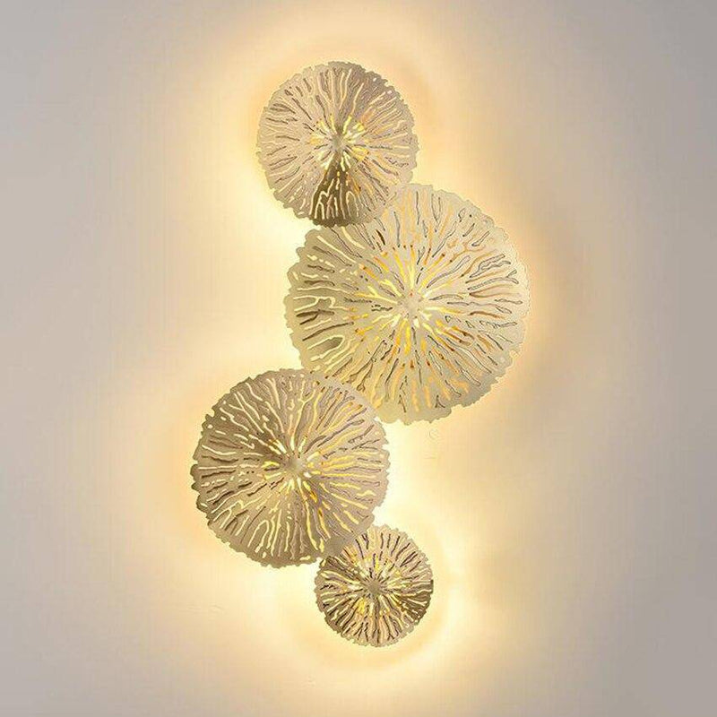 Lámpara de pared design LED con varios discos de oro o cobre en forma de flor