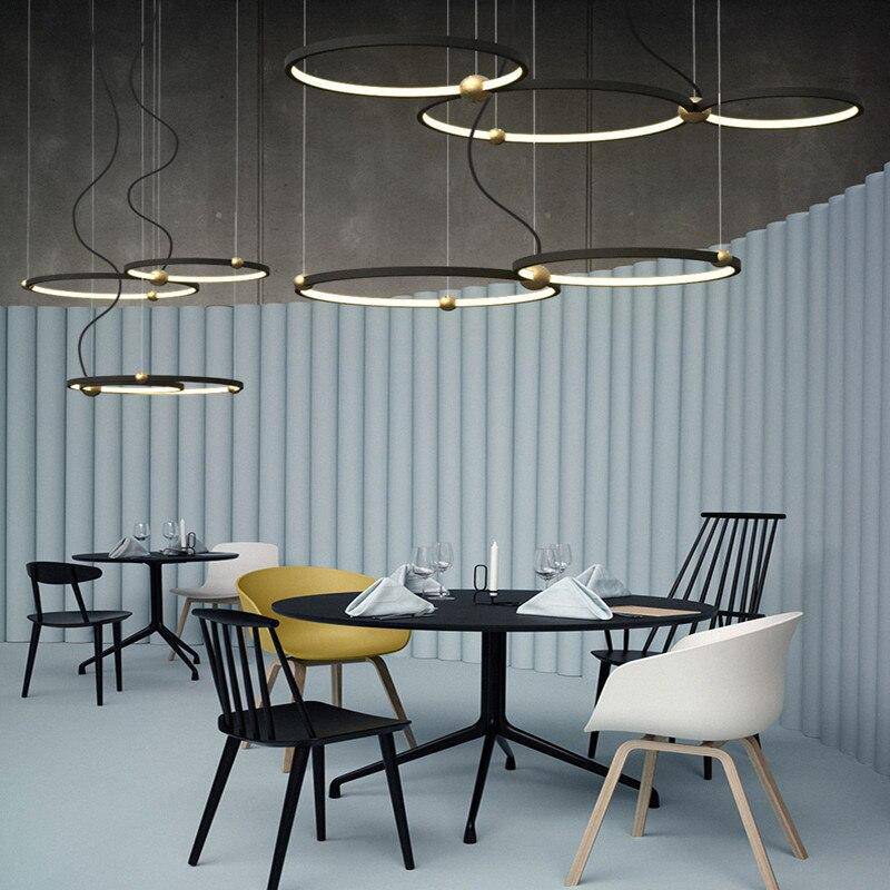 Lustre design à anneaux à LED et boules dorées