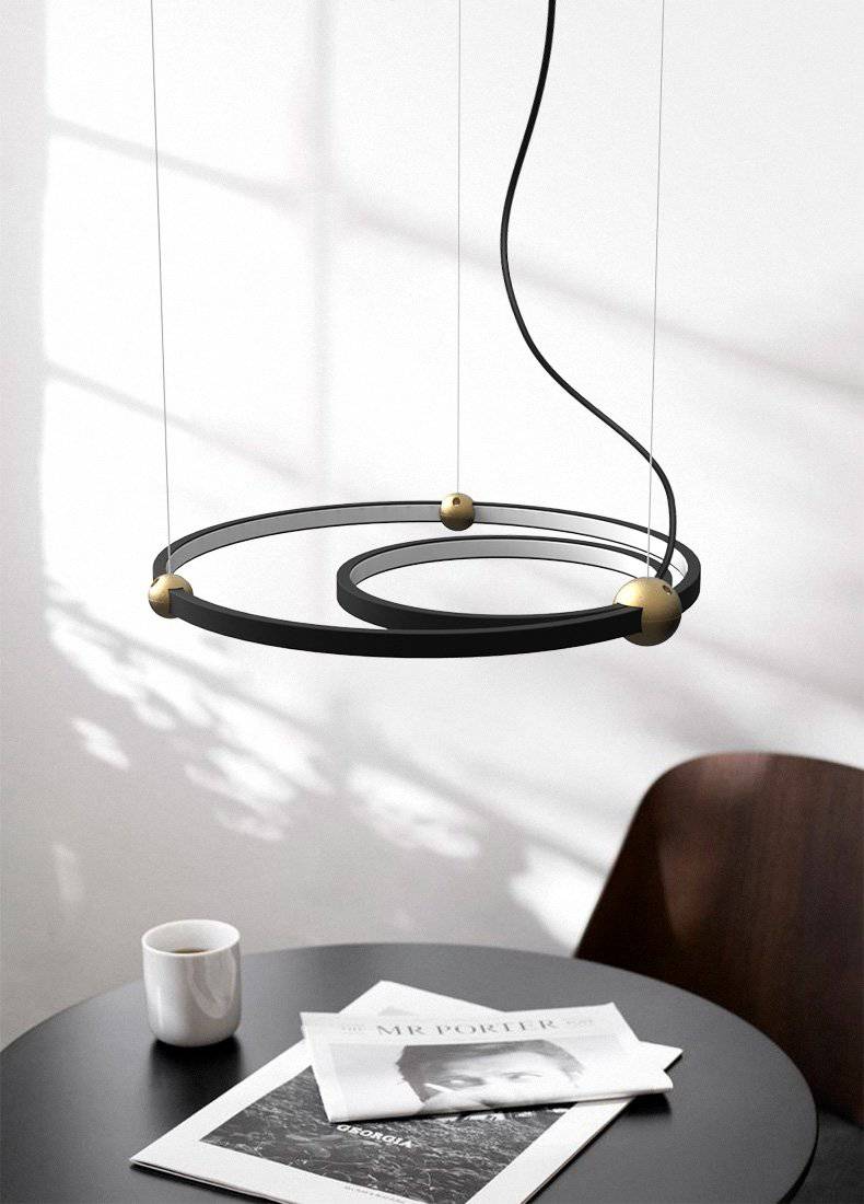 Lustre design à anneaux à LED et boules dorées
