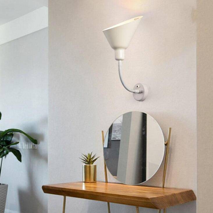 Moderna lámpara de pared LED con pantalla triangular de metal