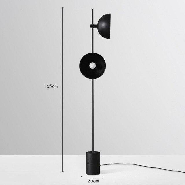 Moderna lámpara de pie LED con vástago y pantalla de metal negro