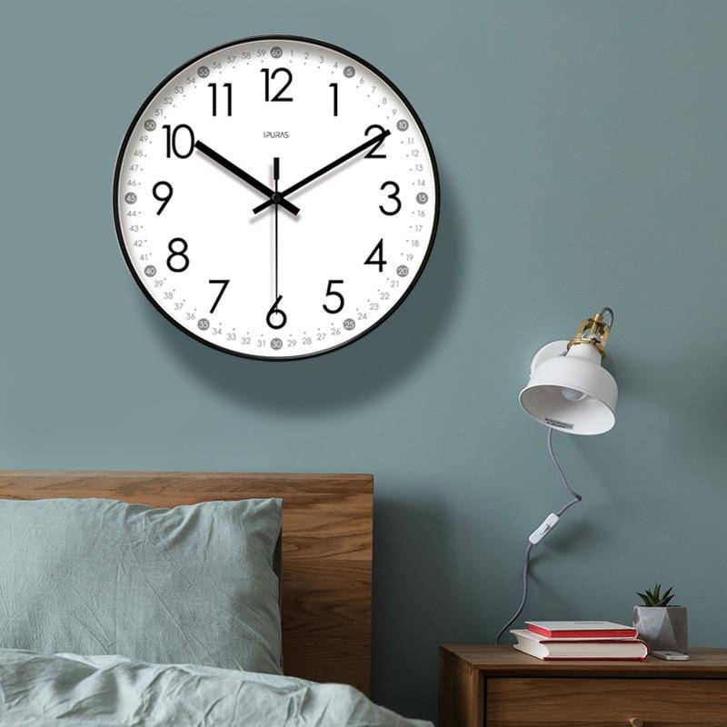 Reloj de pared redondo con números negros Minuto