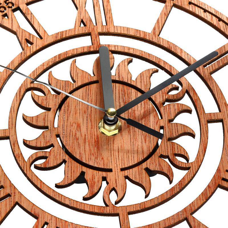 Reloj de pared redondo de madera con sol y números romanos