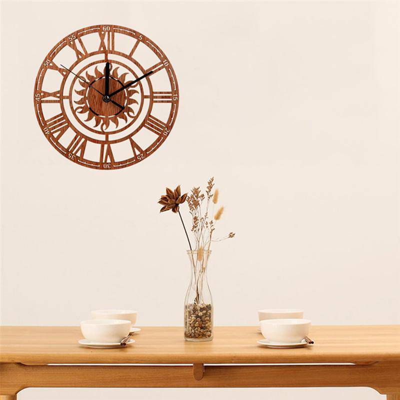 Reloj de pared redondo de madera con sol y números romanos