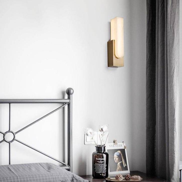 Applique murale design LED allongée avec abat-jour en marbre arrondi