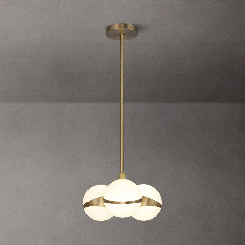 Suspension design LED tube dorée avec plusieurs boules blanches