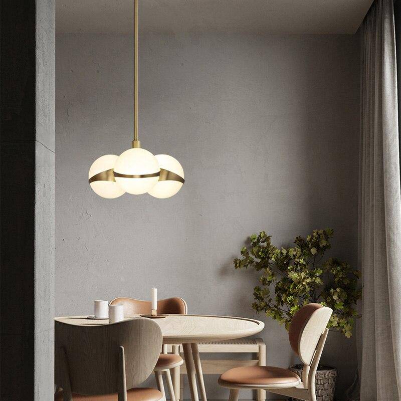Suspension design LED tube dorée avec plusieurs boules blanches