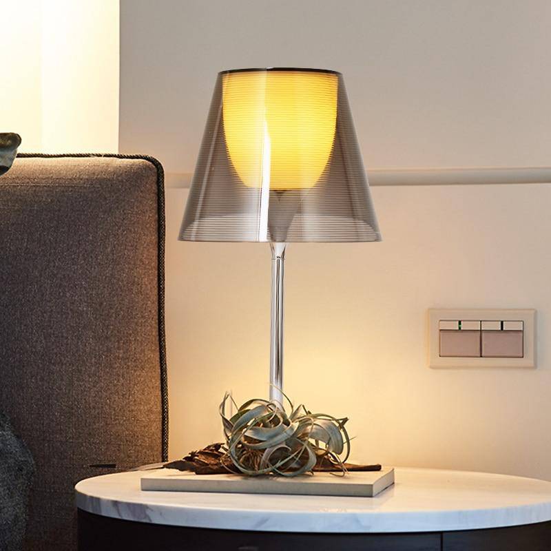 Moderna lámpara de mesa LED con pantalla de cristal de color Art