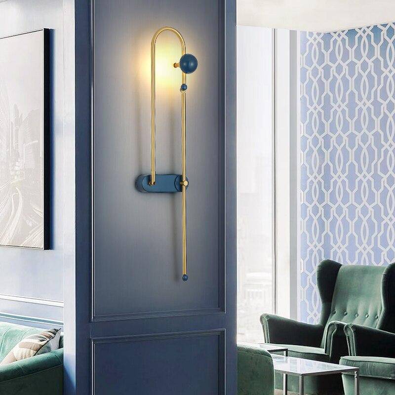 Lámpara de pared design con LEDs azules y metal dorado curvado