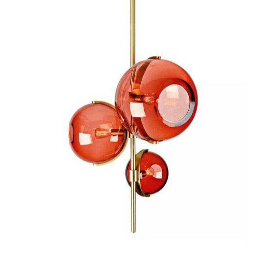 Lámpara de suspensión design LED con tallo dorado y tres bolas de cristal rojas