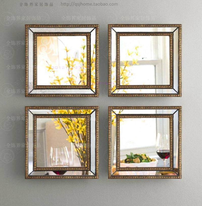 Wall mirror in gold metal