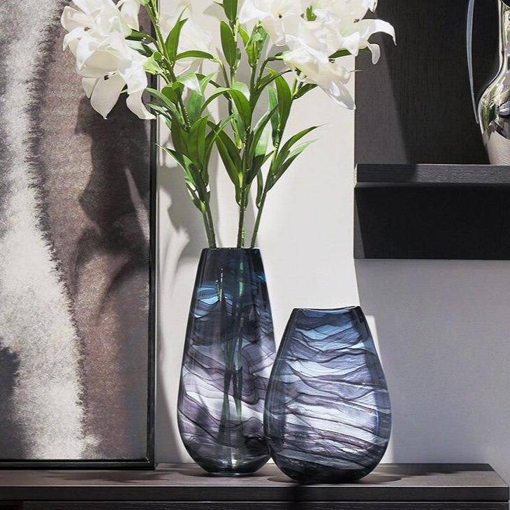 Vase design en verre violet style abstrait