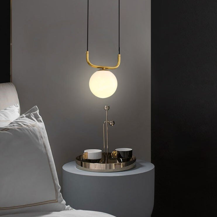 Suspension moderne avec globe en verre et tuyau doré Katneep