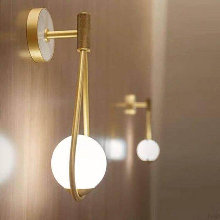 Lámpara de pared design con LED dorado y bola de cristal blanco Sombra