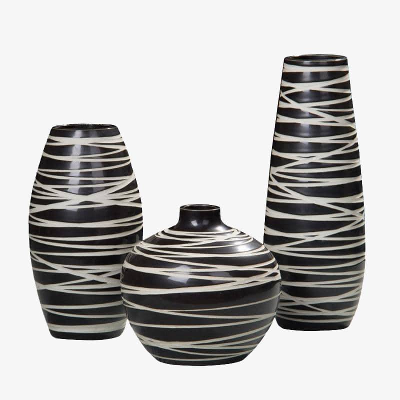 Vase design en céramique noire style zèbre