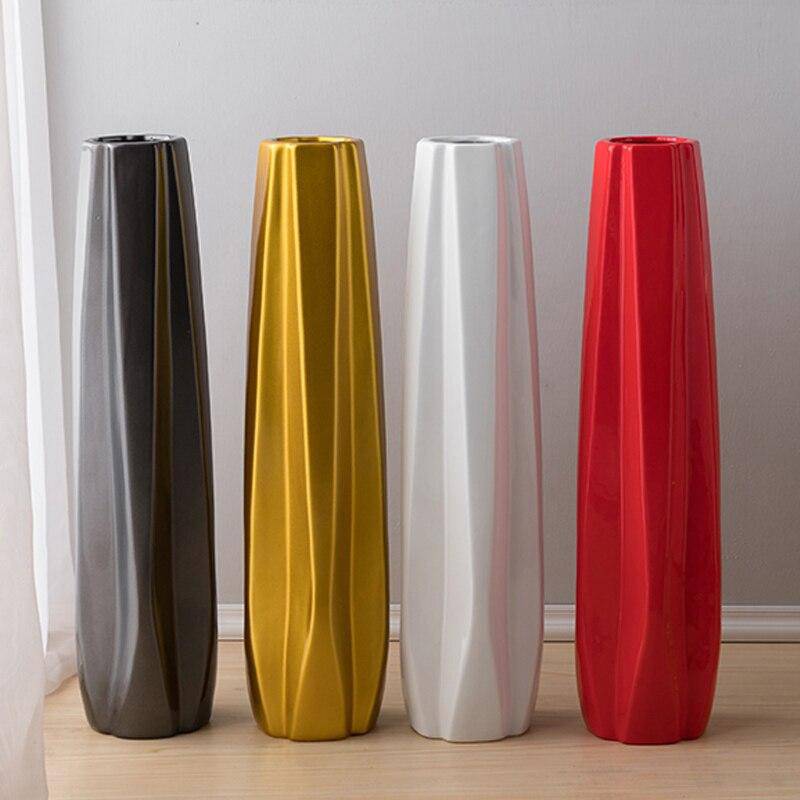 Vase design en céramique colorée style géométrique