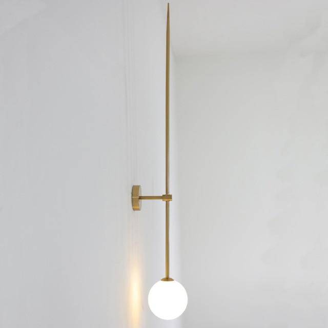 Lámpara de pared design con tubo dorado y bola de cristal blanca