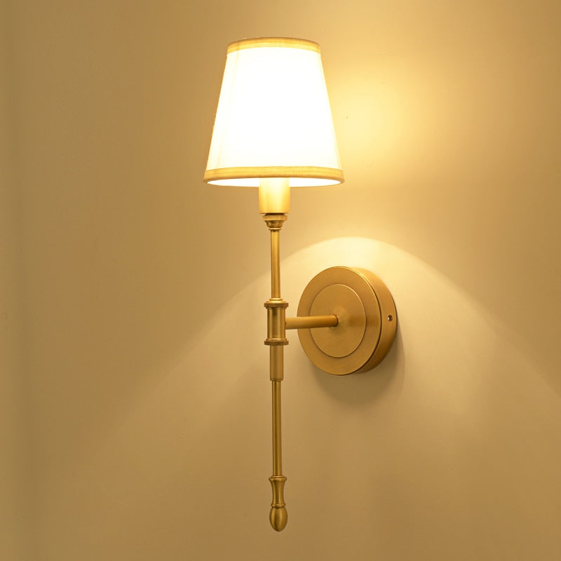 Lámpara de pared dorada con pantalla real