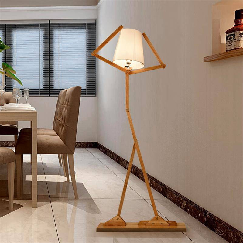 Lampadaire original en bois en forme de bonhomme avec abat-jour tissu