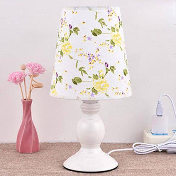 Lámpara de cabecera blanca con pantalla de tela con mariposa y flores