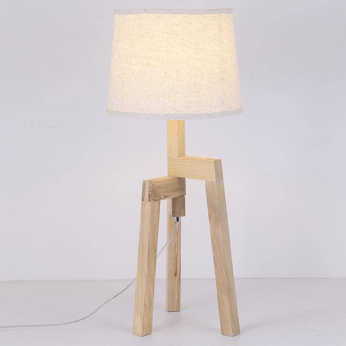Lámpara de pie moderna de madera sobre 3 patas con pantalla de tela