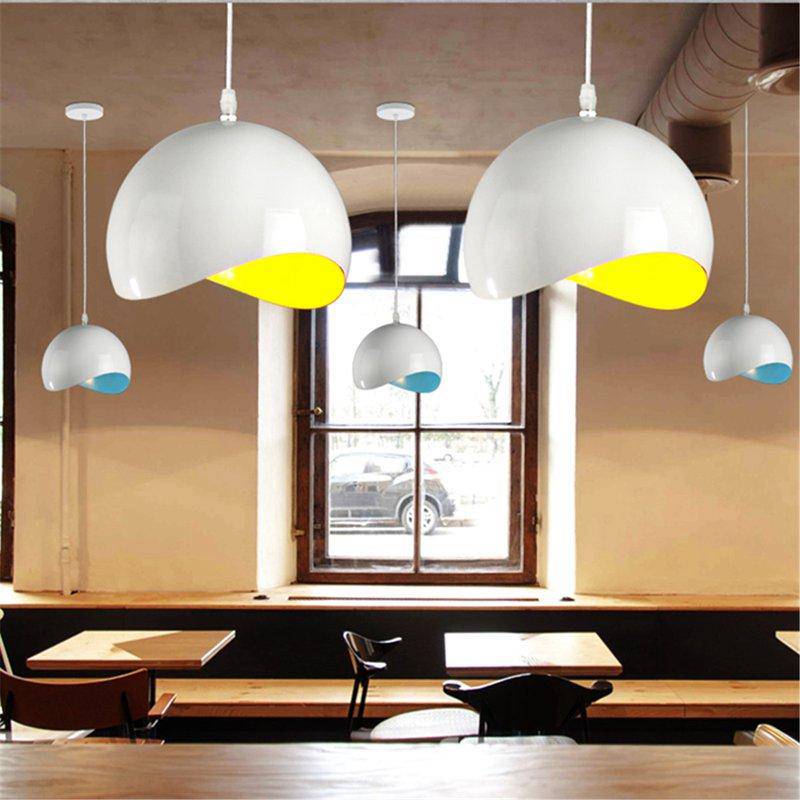 Lámpara de suspensión bola blanca e interior de color Eggshell