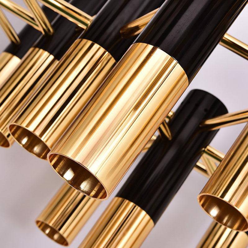 Araña design con tubos de metal negro y dorado Italia